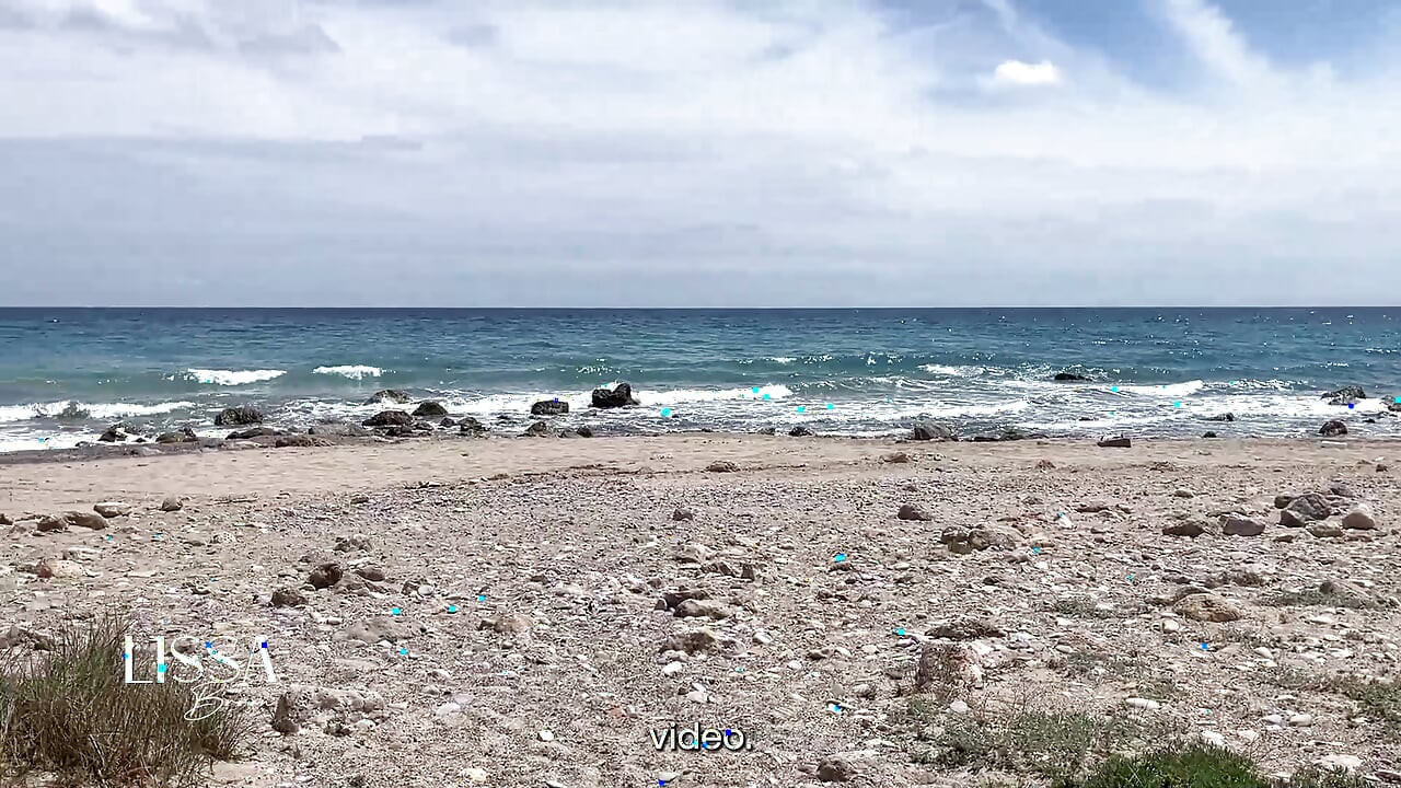 Vlog: Lissa Brown geht an einen Nudistenstrand, um ein individuelles Video zu drehen