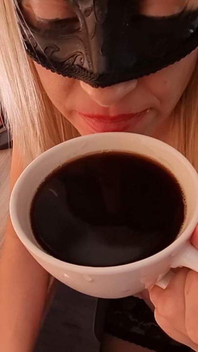 Cumshot içinde the coffee içinde the sabah için seksi milf | Klip 1