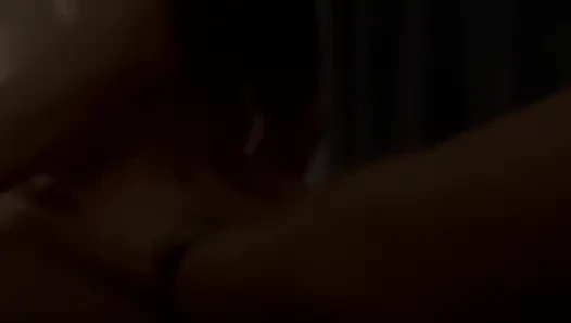 Genç ve ateşli bir çift ters kovboy kız pozisyonunda seks yapıyor