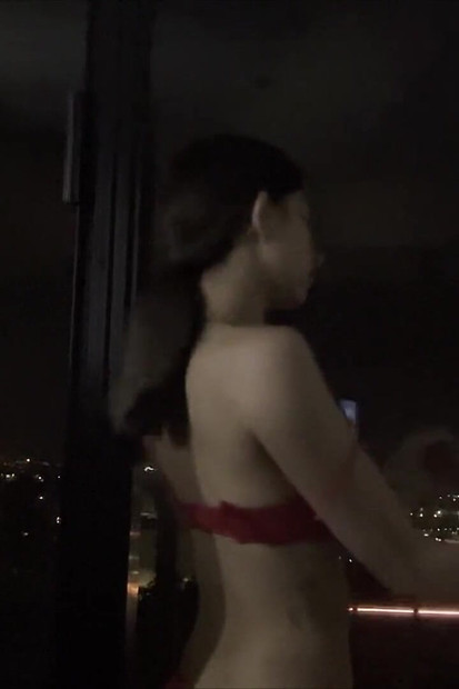 Heiße asiatin in rotem Satin