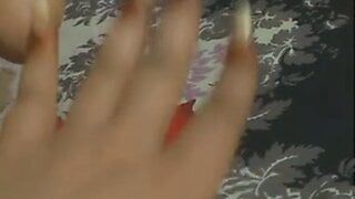 Моей суданской сучке не хватает траха пальцами