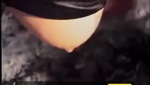 Lateks elbiseli seksi büyük memeli sarışın mastürbasyon yapıyor, dildo sikiliyor