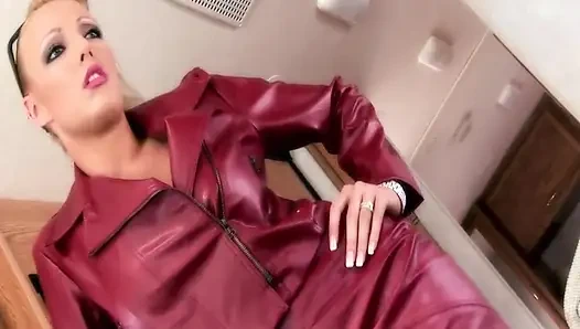 Fang von blondinen, szene-1, sexy vollbusige blondine von vorne und von hinten in der karawane gefickt