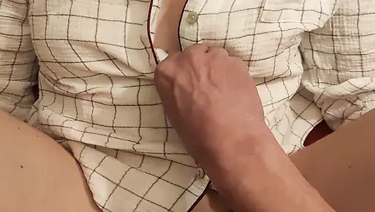 Ich stecke es ihr in den Mund, berühre ihre Brüste und Muschi, um sie danach zu ficken