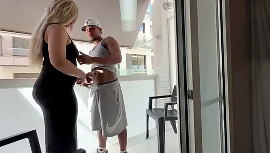 Kocaman sarışın influencer otelinin balkonunda sevişiyor