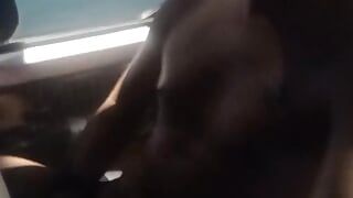 Kraken - adolescente gay asiática masturbándose en un taxi en la carretera