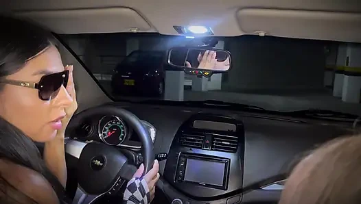 İki çok azgın ve büyük götlü yabancıyla sikişiyor