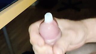 Bordare il cazzo bianco in un anello stretto del preservativo