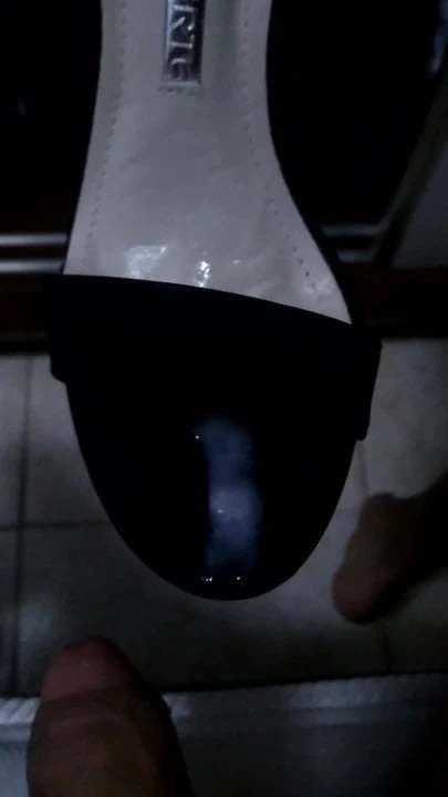 Jerkoff with wife plataform heels