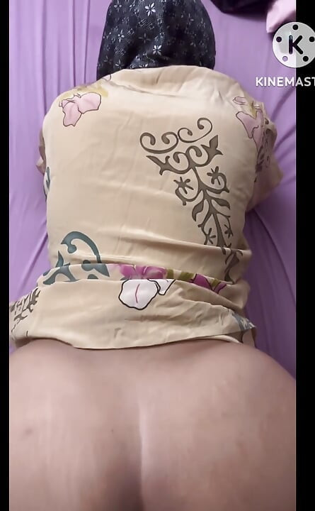 Awek berbaju kurung ajak bos pejabat untuk merasa nikmat doggy
