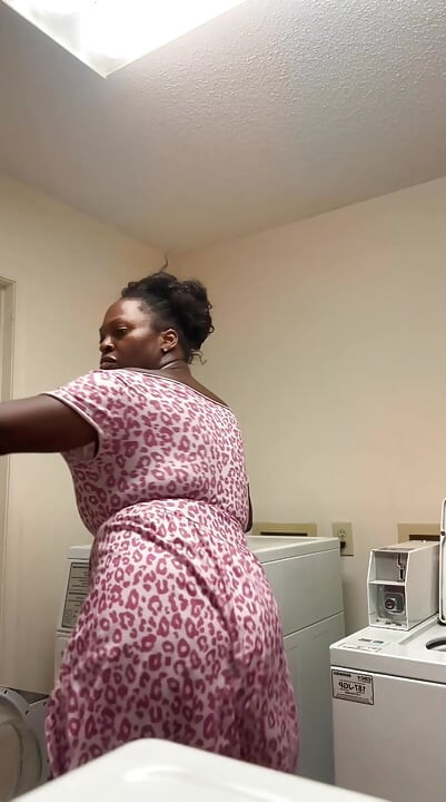 EBONY MATURE COUGAR SHAKES HER ASS DOING LAUNDRY!!!