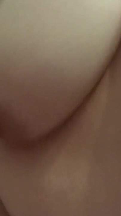 Milfa se jebe u njeno usko dupe. | Klip 1