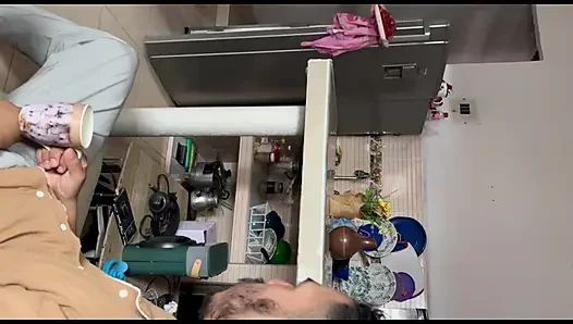 Kolombiyalı üvey oğlu tarafından mutfakta büyük yarakla sikiliyor