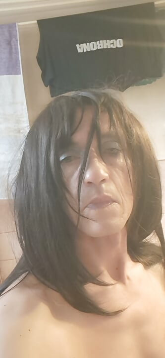 Ensimmäinen meikkini ja pitkät hiukseni. Seksikkäät alusvaatteet Ratsastan isolla dildolla. Kuka pitää minusta meikissä ja hiuksissa?