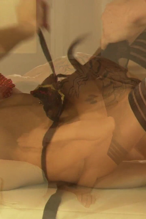 그녀는 그의 자지를 가지고 놀고, 그 다음에는 그의 자지를 가지고 놀아