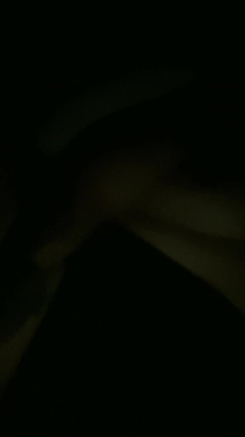 来自“妻子抚摸和手指操自己在她湿润的紧阴道，因为她是如此饥渴，想要成为的令人兴奋的时刻”