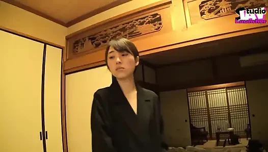 Steamy Betrayal Trip. Wanita yang sudah menikah terpeleset di pemandian air panas kabut, keinginan rahasia terbangun jauh dari rumah. - Ep3