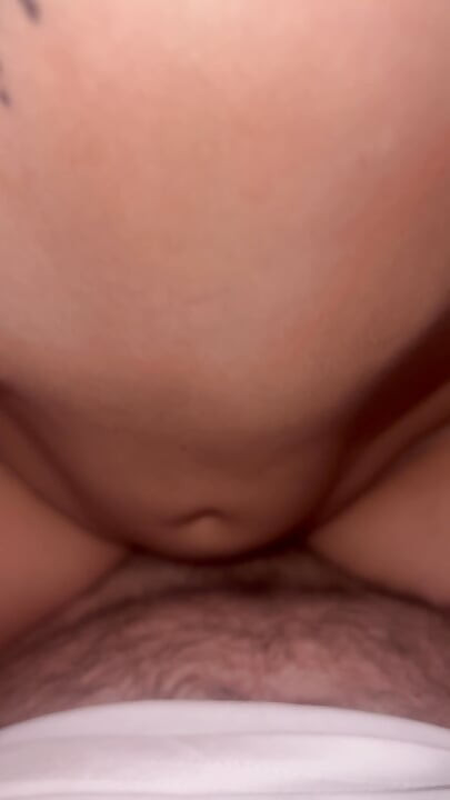 Mi hermosa prima sabe cómo montar mi polla