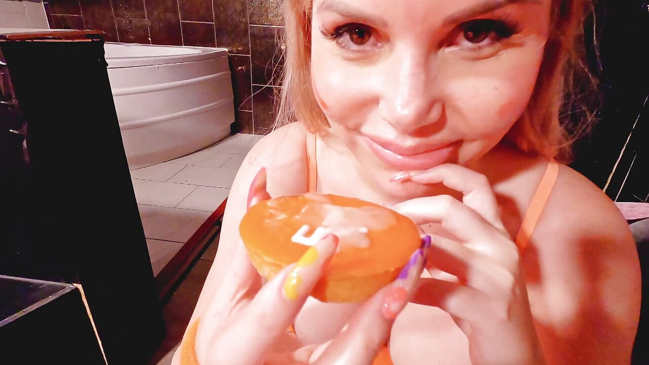 Τρώγοντας cum από ένα ολλανδικό ντόνατ