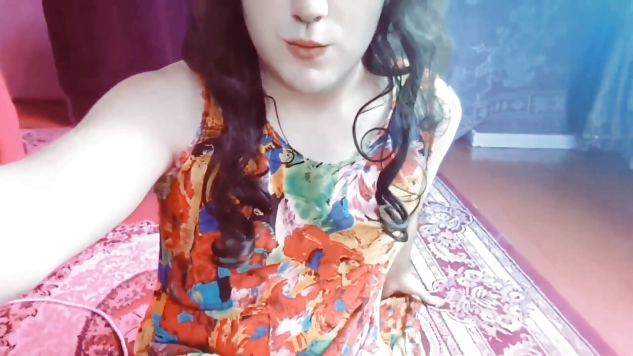 Slatki femboy igra se s pramenovima svilenkaste kose