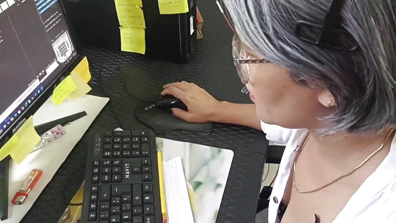 Sikke en dag på kontoret! Han gav mig en lækker pik at prøve!