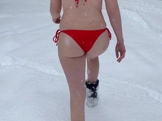 Bańka tyłek w bikini chodzenie po śniegu