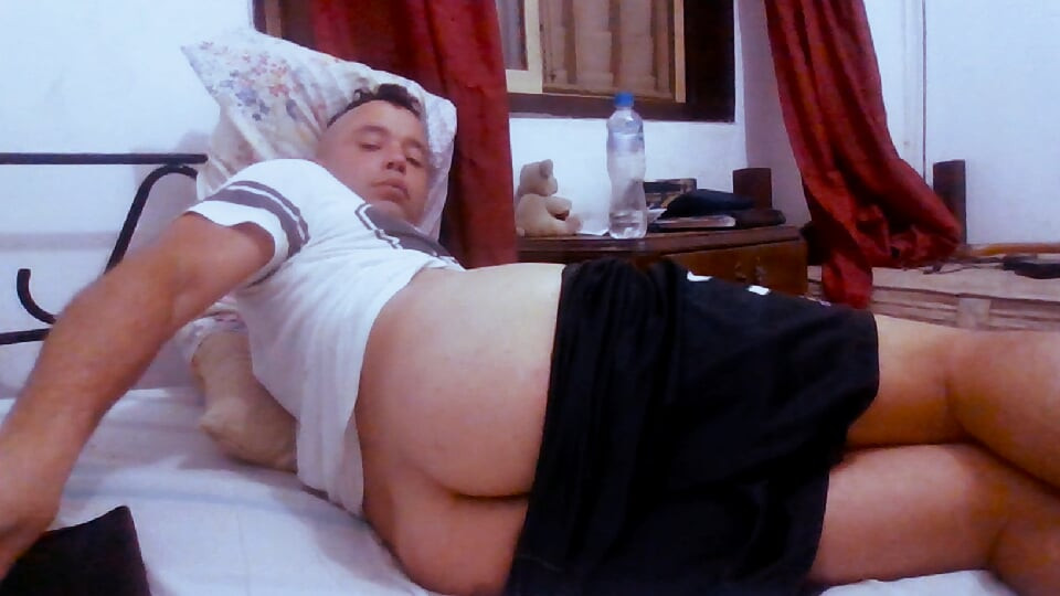 I fuck my ass in a doggy style!!