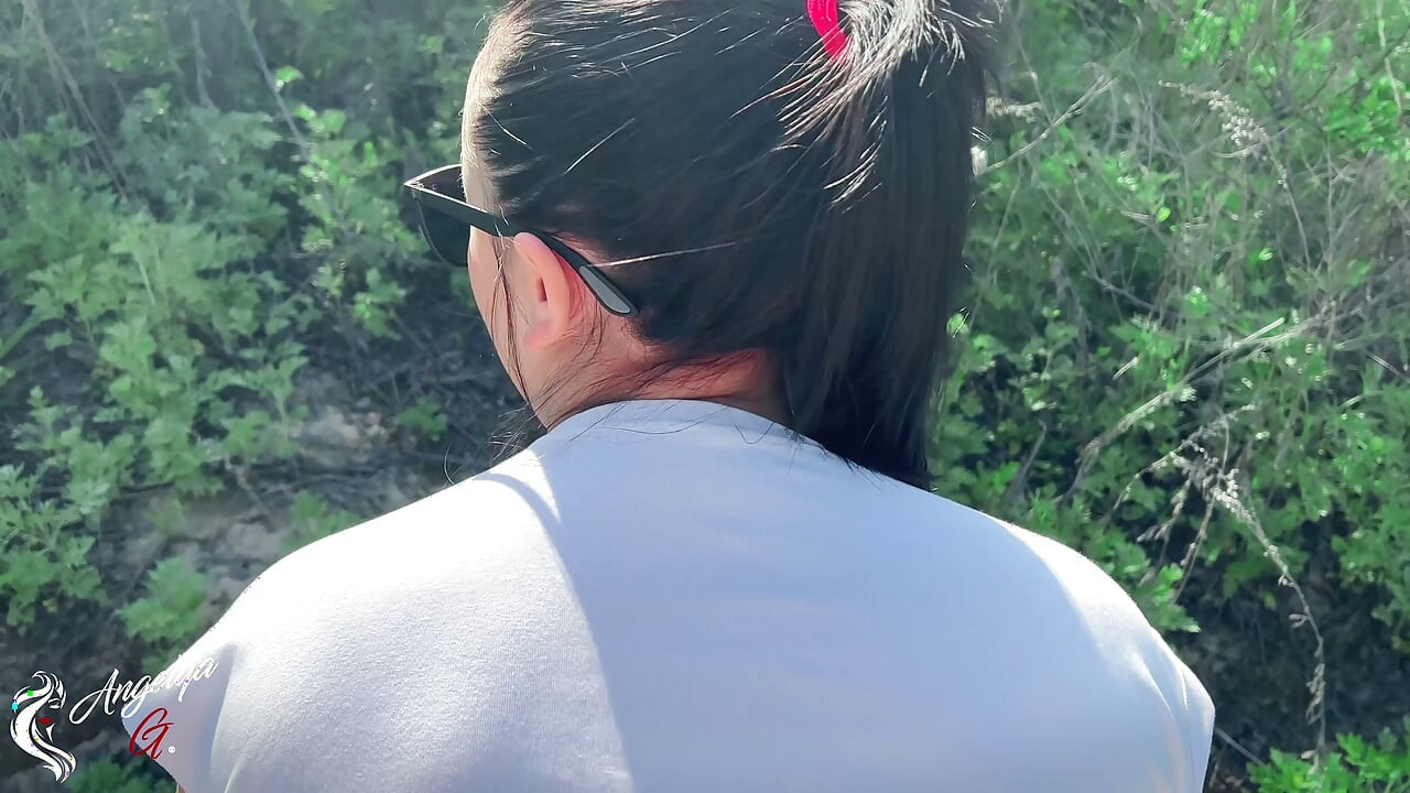 Auf der straße lutscht ein heißes schätzchen einen schwanz und nimmt ihn im doggystyle in ihre muschi. creampie!