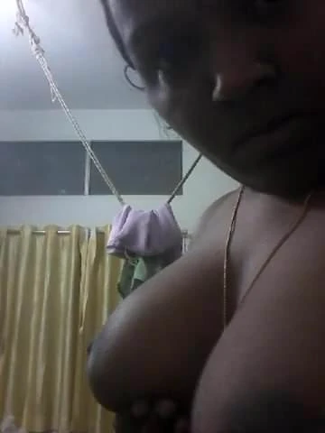 Indian girl show her boobs and ass toh her bf