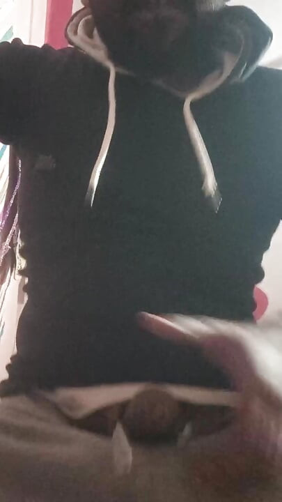 Ismaatdeva, fille indienne infidèle, se baise à fond était sur un canapé