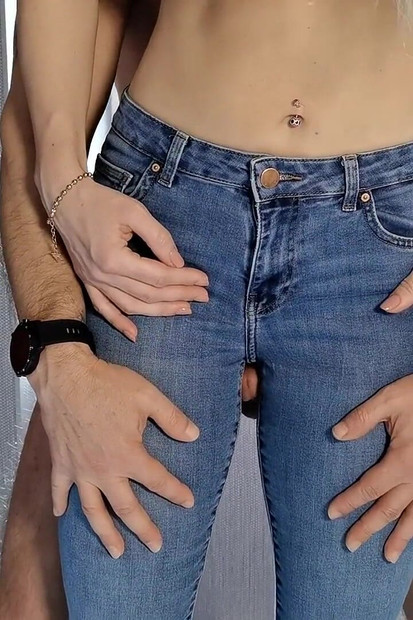 Vruća MILF u plavim trapericama suho nabija tvrdi kurac