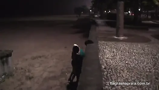 Pasangan bercinta di malam hari di pasir pantai