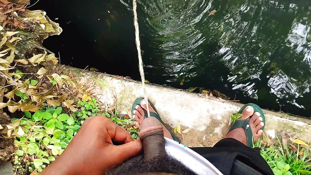 Dlakavi desi indijski kurac piša vani.