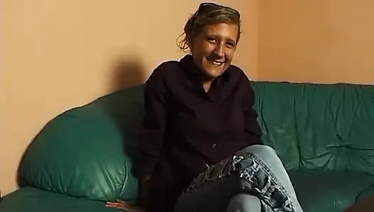 Блондинка с маленькими сиськами трется и трахает пальцами ее киску на кастинге