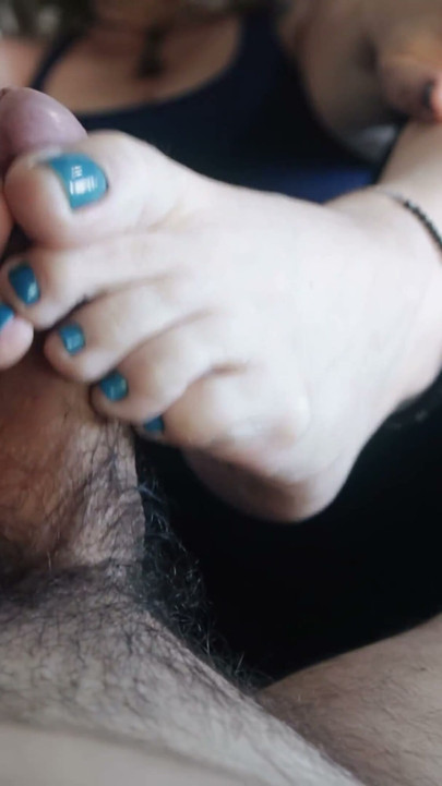 MILF in Intense Footjob on a Winter Afternoon!