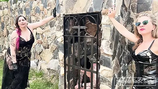 Двойное женское доминирование с уже тяжелыми синяками рабыни, которая получает больше телесных наказаний на улице на солнце.