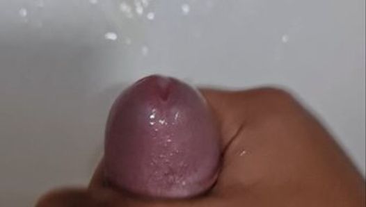 Addy masturbeert voor het douchen