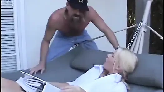 Heiße blonde nymphomanin wickelt ihre lippen um einen massiven schwanz und wird dann gebohrt