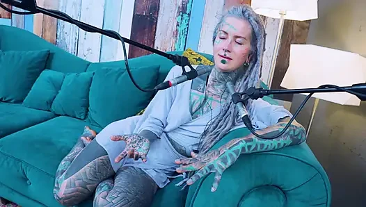 Aku berbicara tentang Z - zeal - ASMR podcast SFW berbicara dengan gadis gothic kurus model tato gimbal bertato