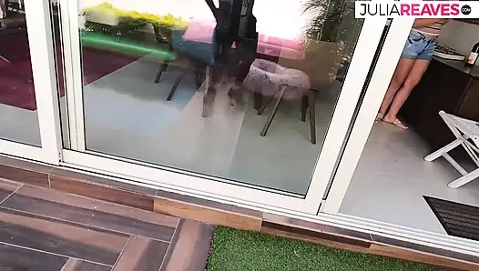 Azgın kız büyük bir yarağı emiyor ve ağzına boşaltıyor