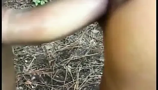 Pelacur remaja melepas pakaian pria untuk memberinya kepala lalu lubang lembabnya yang rapat disetubuhi