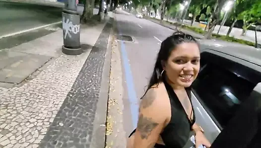 Po imprezie ulicznej zatrzymaliśmy samochód, aby uprawiać seks, aż gorąca dziewczyna poprosiła go o spermę w jej cipce