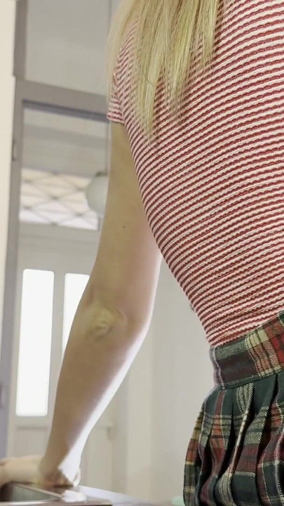 Moment puissant de « "Une belle femme super sexy enlève son string dentaire sous son mini-jupe étudiante »