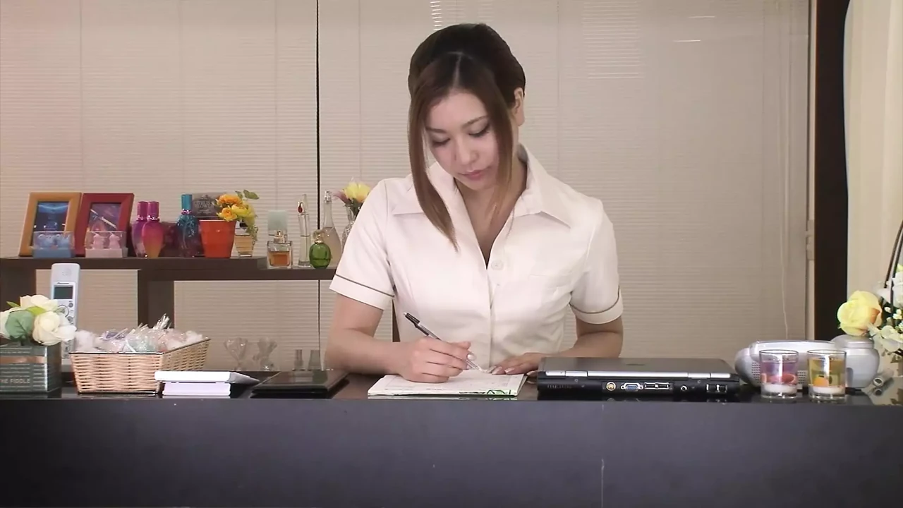 日本女孩吮吸鸡巴精液奶油派