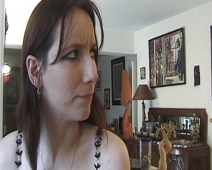 Seksi brineta francuska kurva dobiva spermu po licu nakon analnog jebanja