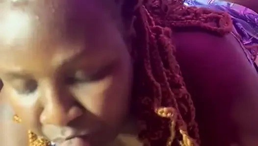 Даю ему глубокие поцелуи в глотку