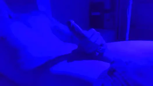 Azgın adam kendi kendine mastürbasyon yapıyor