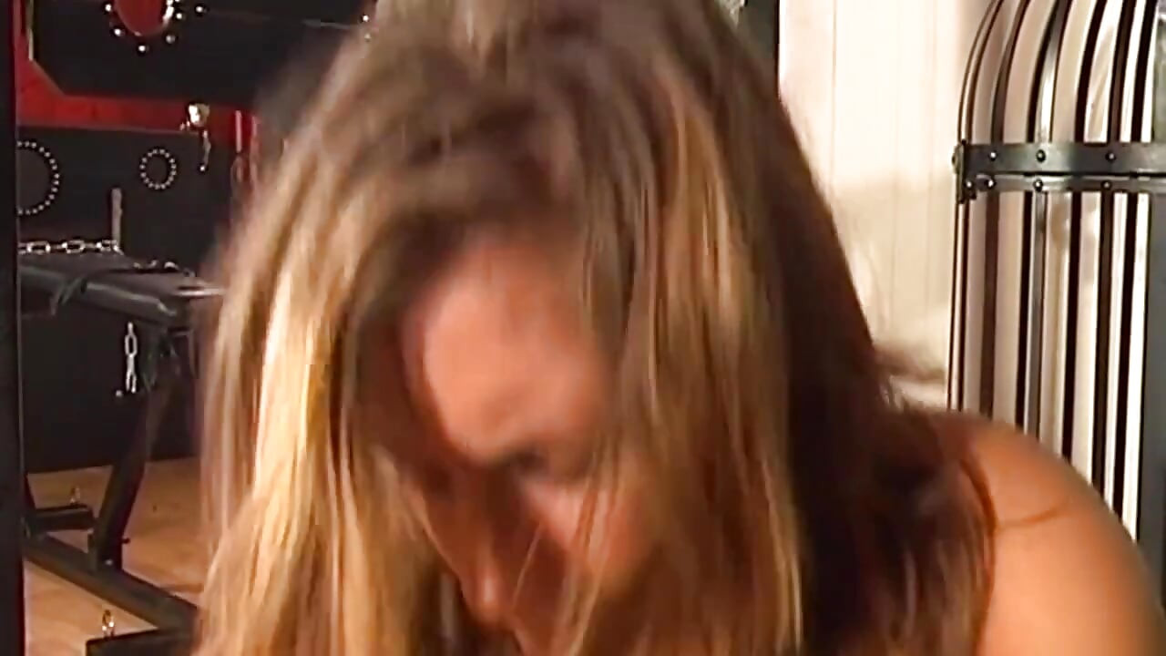 Une MILF brune aux yeux bandés se fait enchaîner pour un jeu de donjon toreux