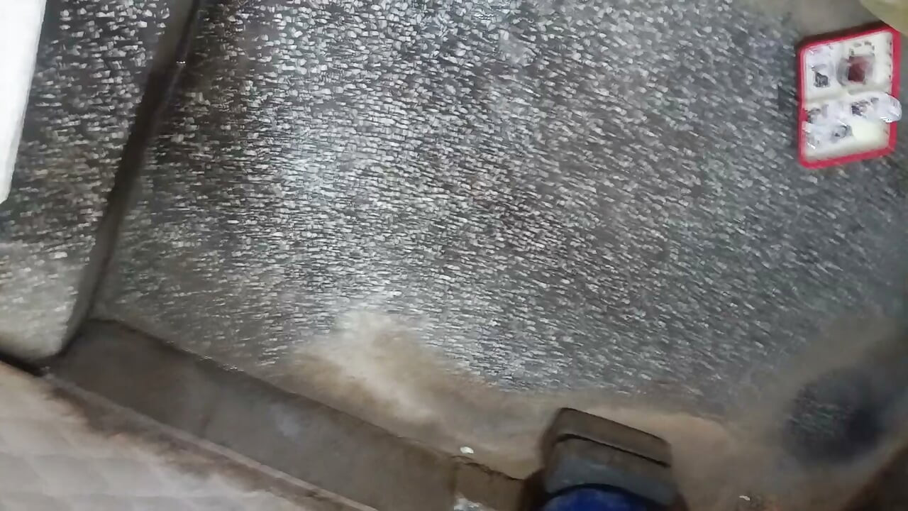סרטון חם של בחורה יפה וגברים מאוננים