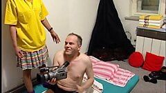 2 terapis pijat thai massieren cameramann
